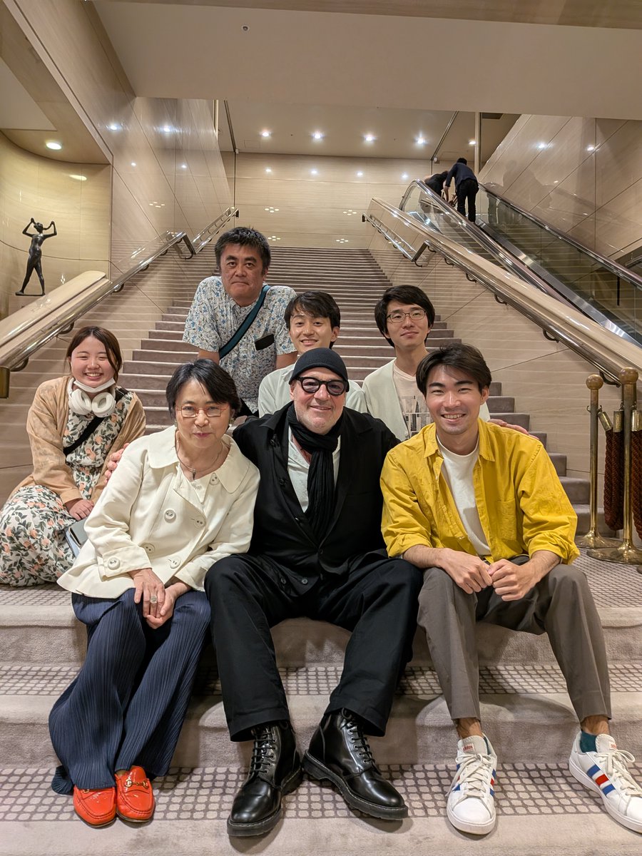 UTokyo_News's tweet photo. イタリア映画祭2026で、ジャンフランコ・ロージ監督が登壇！東大「ソンマ・ヴェスヴィアーナ発掘調査プロジェクト」チームが紹介されました！

5/4開催の イタリア映画祭2026 にて、本遺跡発掘現場も登場するロージ 監督作品『ポンペイ、雲の下に生きる』（原題：Sotto le nuvole）が上映されました。

“ヴェスヴィオ山は世界中の雲を作る”── ジャン・コクトー の言葉から始まるこの作品では、ヴェスヴィオ山と雲、その下に広がるナポリの過去・現在・未来、積層する歴史と人々の営みが、美しいモノクロ映像で静かに描かれていきます。

そして！我ら東大ソンマ遺跡発掘現場も作中の重要なシーンとして何度も登場！
歴史を掘り起こす調査隊の姿は、スクリーンの中で驚くほど美しく映し出されていました。
（「掘る人たち」の“モノクロ映え”に驚いたス��ッフです…！笑）

上映後Q&Aでは、監督自らプロジェクトを紹介し、

「時間を掘り起こすという、彼らの実に素晴らしい研究に出会い、立ち会えたことは光栄の極みです」  との言葉も。

さらに、存続危機にある本プロジェクトへの支援も呼びかけてくださいました。

“火山国日本とナポリを繋ぐもの、それが雲である”

本作は今秋、日本公開予定。(配給　ビターズ・エンド)
ぜひ劇場で！

▼【存続の危機！】「ソンマ・ヴェスヴィアーナ発掘調査プロジェクト」へのご支援はこちらから。
https://t.co/Wi6nD5E3Cp

#イタリア映画祭2026 #ジャンフランコロージ #ソンマ #東大 #遺跡発掘 #ポンペイ