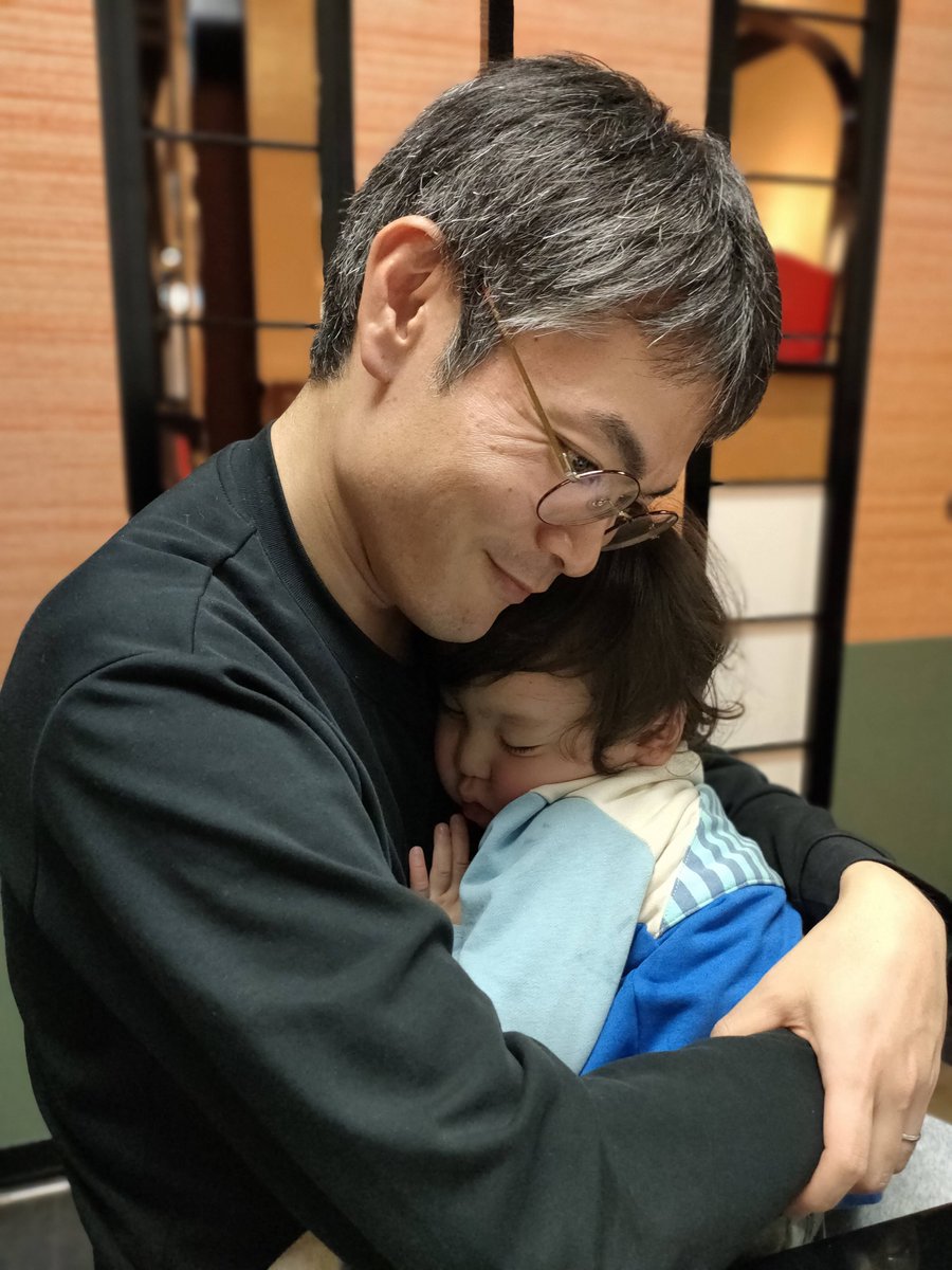 wakeupdf's tweet photo. 【とても重たい「鎧」を脱いだお話】
ウエイクアップのいがぴーです。
みなさん、ゴールデンウィークはどのように過ごしましたか？
僕はコーチであり、ウエイクアップでは営業等の役割も担っていますが、その前に妻にとっては夫であり、3人の子の父親です。
３人の子どもたちは本当に個性豊かで、連休中でも、連休中でなくても、毎日がドンチャン騒ぎでございます。笑
さてさて、子どもと接していると、本当に自分の鏡のようだなと気づかされます。少しでもイラっとしていると子どもも不機嫌になるし、心に余裕があれば家族に笑顔が広がります。
それは家庭だけではなく、職場やそれ以外でもそうかもしれませんね。
ちょうど１年ほど前のことですが、僕自身ウエイクアップの仲間と協働するなかで「まだこんな鎧をまとっていたのか…」と大きなショックを受け、それはそれはたくさん泣いて、でもそれを通して大きく成長できたことがありました。
今回、そんな生々しいストーリーをインタビューしていただきました。続きはコメント欄のリンクから。