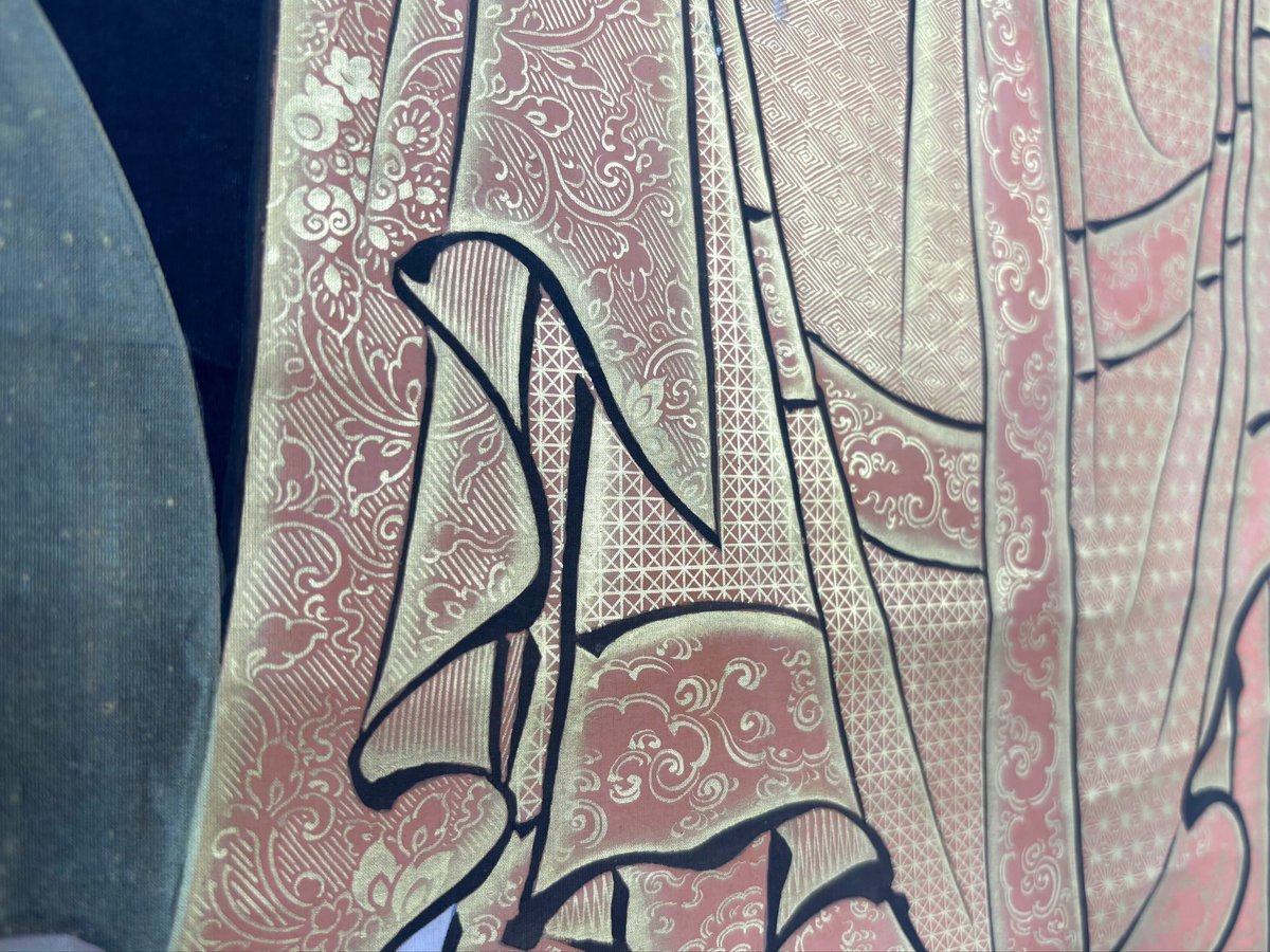 善光寺大勧進様にて資料調査中。 本日は大きい掛軸に取り掛かっており