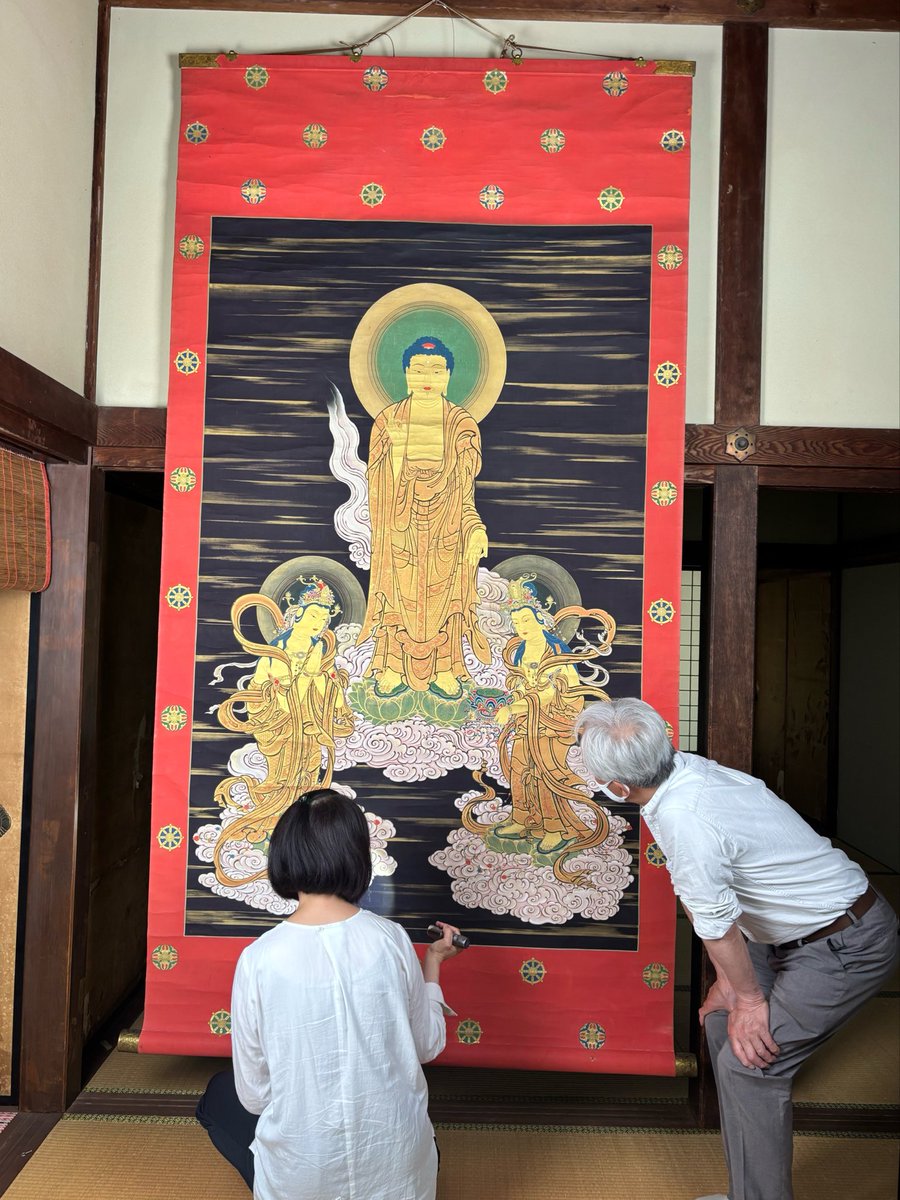 善光寺大勧進様にて資料調査中。 本日は大きい掛軸に取り掛かっており