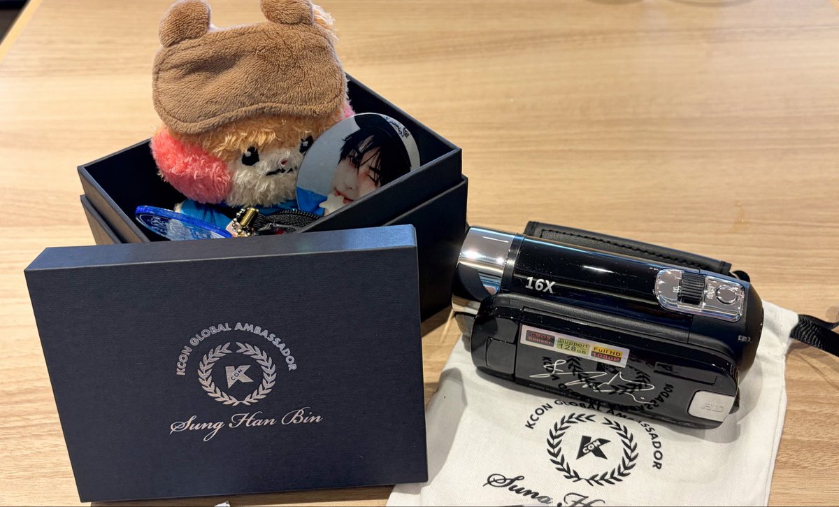 KCON AMBASSADOR'S CAMCORDER SET📹🐹🐱❤️

あとラントレ2種は自引きした！
特典トレカは探し中、、、

#ソンハンビン #SUNGHANBIN #성한빈 #KCONJAPAN2026