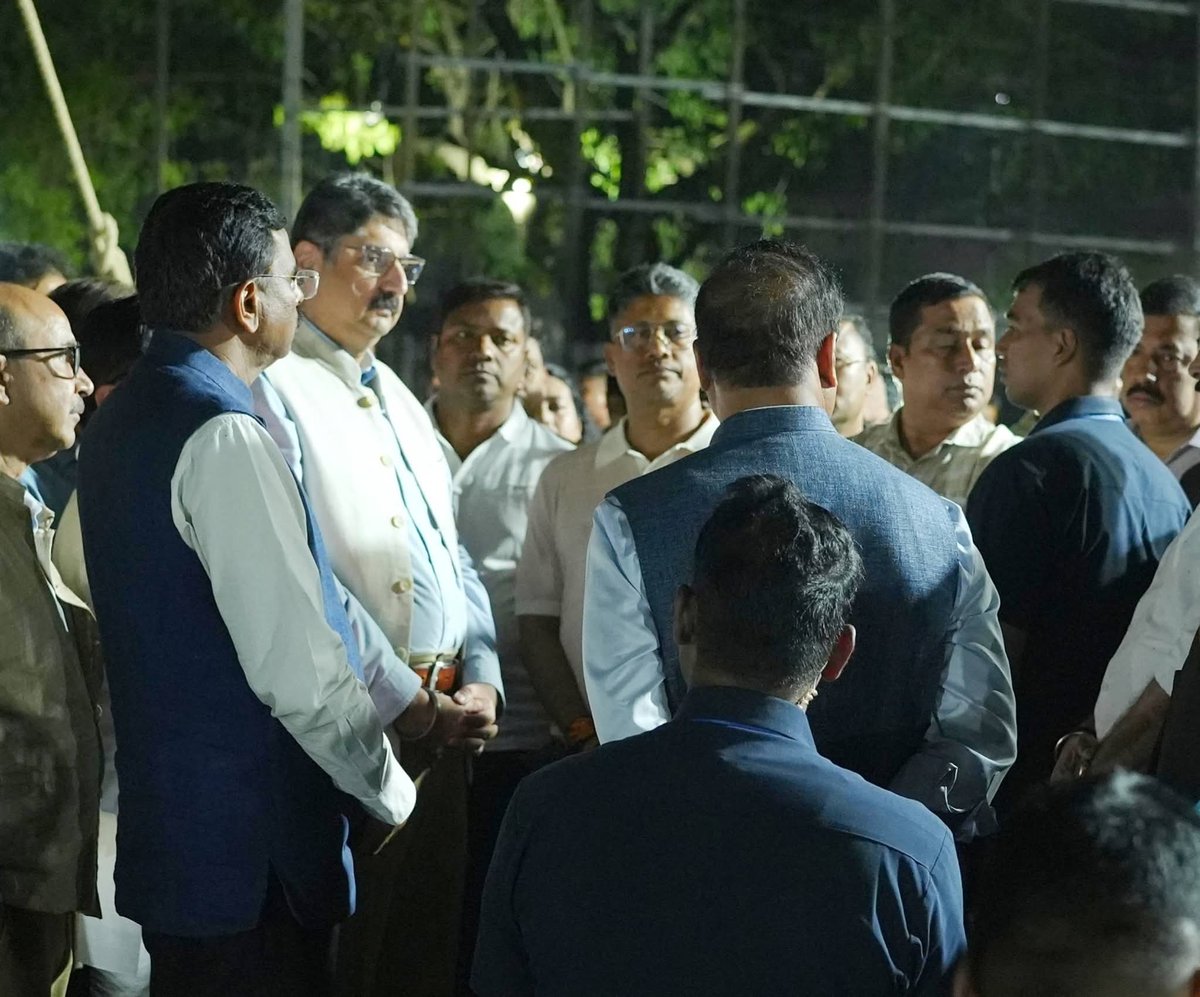 iamBitupon's tweet photo. NDA #OathTakingCeremony 
@himantabiswa 
@DilipSaikia4Bjp 
@Pijush_hazarika 
@drtapandas08 
@CMOfficeAssam https://t.co/nM0Zpa9GVq