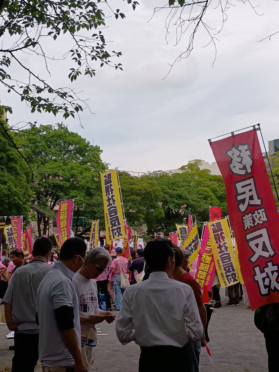 移民政策反対梯団  出番待ちです  芝公園 集会会場  全部で21梯団ですと！