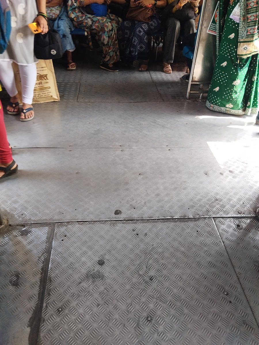 VeerTheRobo's tweet photo. Bro???like srsly...
 #mumbailocal https://t.co/ihv9EGOTSK