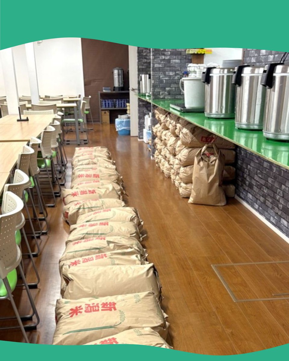 JmateGroup's tweet photo. 2025年度も、田中産業様のご協力のもと、田中ファームで収穫されたお米を上越高校サッカー部に寄贈させていただきました。たくさん食べて、日々練習に励む皆さんの一助になれば幸いです。また、上越高校様から表彰盾を頂戴しました。改めまして、ご協力いただいた皆様に心より感謝申し上げます。#上越高校サッカー部 #田中産業 #Jマテ