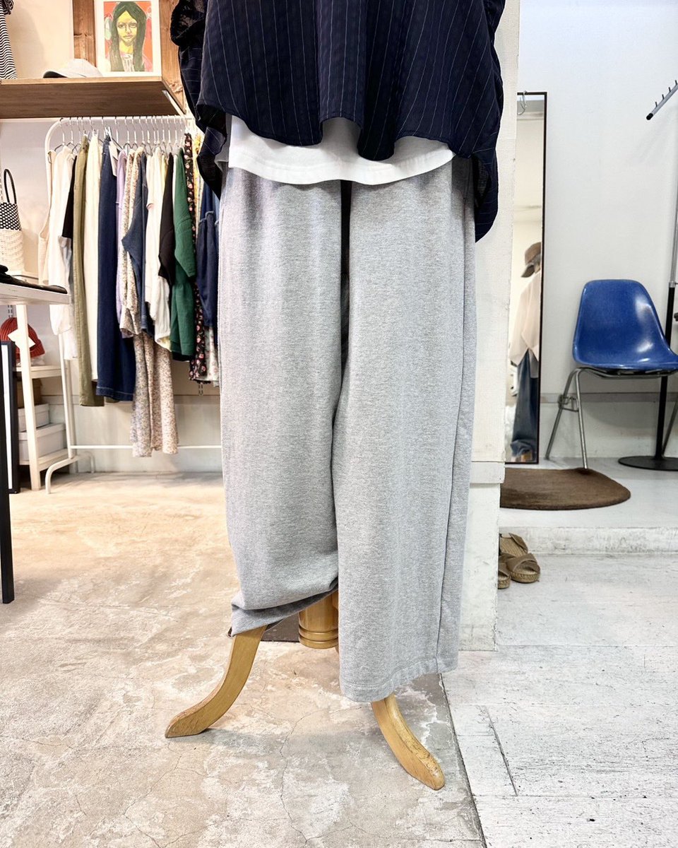 【STBL CODE】
バルーンシャツ×harmonie

ストライプがスタイリッシュな
バルーンプルオーバーシャツは
シボ感のあるサラッとした素材感か雰囲気あります♡
後ろは立体的なまあるいシルエット
袖口のギャザーも効果的♪

アルモニのリラックスワイドパンツを合わせて
キレイ目なカジュアルに◎

続く→