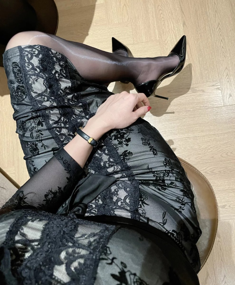 黑蕾丝的致命温柔🖤
是自带贵气感的甜辣姐姐～
#黑丝高跟 #纯欲天花板 #氛围感美女 #蕾丝穿搭 https://t.co/xO2OssBQkS