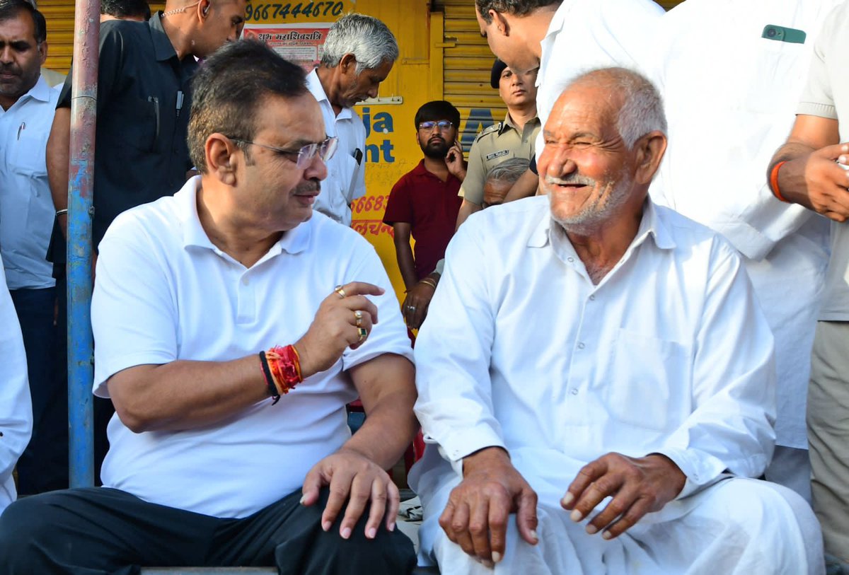 arvindchotia's tweet photo. समस्या सुनने खुद मुख्यमंत्री गांव आएं
ऐसे दृश्य हमने कभी नहीं देखे

मुख्यमंत्री भजनलाल शर्मा ने सीकर के गांव जाजोद में रात बिताने के बाद शुक्रवार सुबह गांव का दौरा किया। मॉर्निंग वॉक पर निकले तो लोग मिल गए। उनसे बातें भी की और अपनी समस्याएं भी बेझिझक बताई।

राजस्थान में यह एक नयापन है। हमने इतनी उम्र में मुख्यमंत्री तो बहुत देखे हैं लेकिन जनता के बीच जाकर इस तरह समस्याओं को सुनने की कोई परंपरा नहीं देखी। कल भजनलाल जी प्रतापगढ़ के बंबोरी में थे और आज सीकर के जाजोद में। कल किस गांव में होंगे, वे ही जानें लेकिन राजस्थान के लोगों को अब यह उम्मीद तो रहेगी की कभी मुख्यमंत्री जी उनके गांव में भी आकर उनकी पीड़ाएं पूछ सकते हैं। जब प्रदेश का शीर्ष व्यक्ति खुद आपके गांव में आकर आपकी समस्याएं सुनता और देखता है तो उनके समाधान की उम्मीद भी बढ़ जाती है और संभावना भी। यह सिलसिला चलता रहे। 

समस्याएं अनंत है और कभी खत्म नहीं होती लेकिन कोई सुनने वाला हो और समाधान करवाने वाला हो, इतना भी बहुत है। 
@BhajanlalBjp