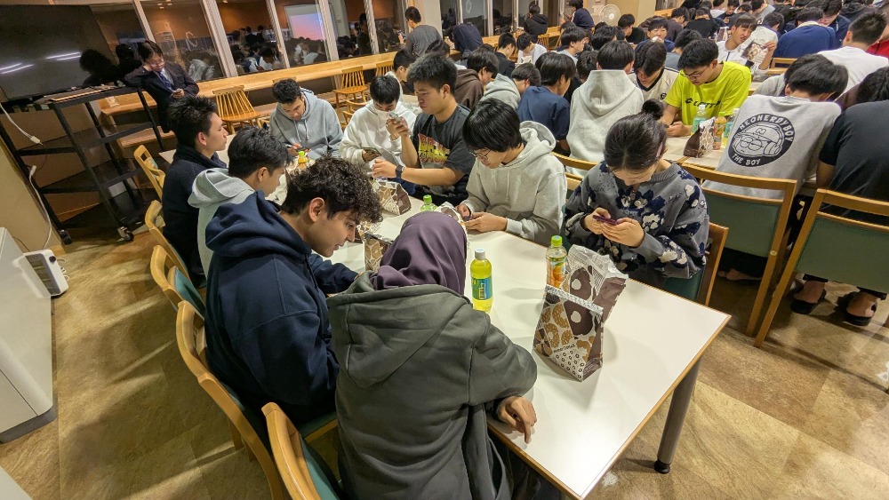 令和8年4月23日（木）、学生寮食堂にて新入寮生歓迎会を開催しました。

今年度の新入寮生は、留学生、編入学生、途中入寮生を含め70名となり、全寮生210名の約3分の1を占めます。