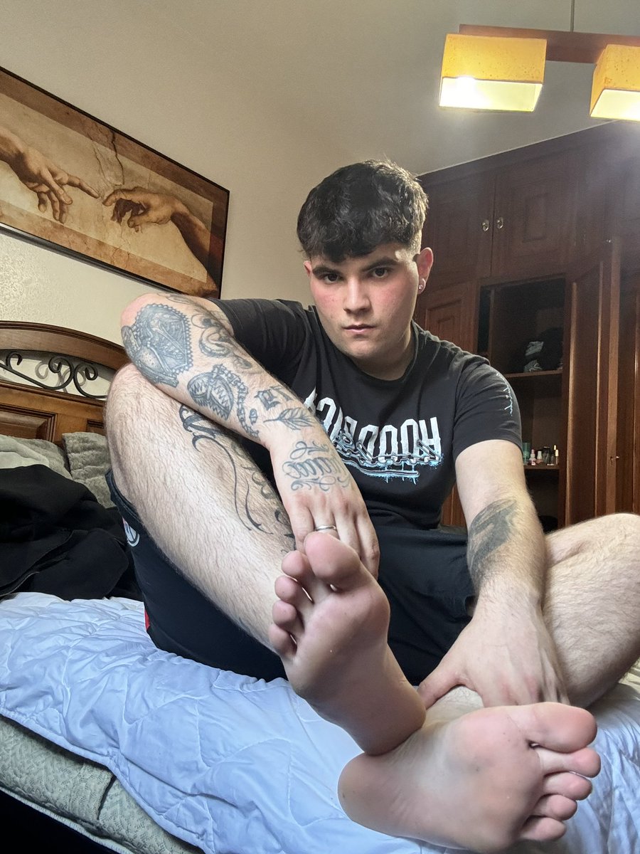 AlphaSilvaa's tweet photo. Last night wasn't bad but today we can overcome it with tax Friday.🐷🏧💰📈

#birks #smellyfeet #flipflop #rainbows
#alphafeet #smellyshock #meninschock
#feet #feetfetısh #feetworshi̇p #feetsting #bigfeet #feetplay #feetwhorship #sole #soles #yummyfeet #feetpicks https://t.co/MNxAn81rbP