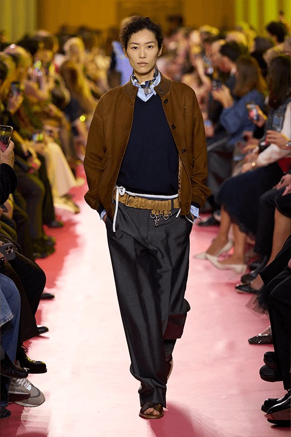 แฟชั่นสนามบินวันนี้ของ #JAEMIN มาจาก Miu Miu SS26 runway แต่ถูกปรับให้มีความเป็น daily look ดูเข้าถึงง่ายมากขึ้น และคอลเลกชันนี้สวยมาก เป็นการยกย่องคนทำงานทั่วโลกผ่านศิลปินของแฟชั่น แจมินใส่ออกมาแล้วให้ครส.เหมือนคุณชายที่ work hard อะ สมาร์ทสุดๆ .. 🤎🧽🧵🧤🧶