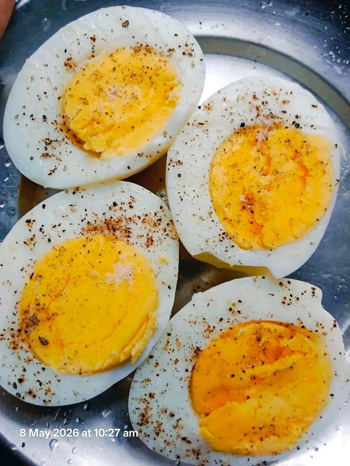 _Satara__'s tweet photo. कमी वेळ, जास्त चव! 😋
मिठ आणि काळी मिरी घातलेली ही उकडलेली अंडी . सकाळच्या घाईत यापेक्षा भारी नाश्ता दुसरा असूच शकत नाही.
#GoodMorning #Foodie #QuickBreakfast #FitnessFood https://t.co/xuDgLXMffR