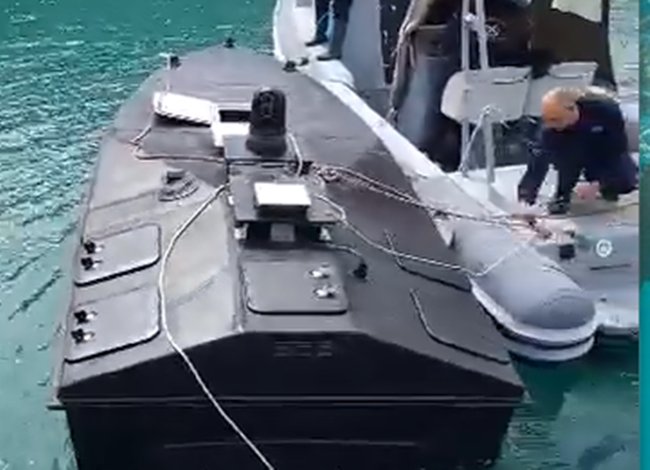 Αυτό το, αγνώστου ιδιοκτήτη, μη επανδρωμένο σκάφος βρέθηκε, σε πλήρη λειτουργία, στην Λευκάδα, από ψαράδες. Η χρήση του είναι στρατιωτική, είτε για επίβλεψη χώρου, είτε για να χτυπάει πλοία. Υποθέτω ότι όποιος το έστειλε, προφανώς ξένη χώρα, για καλό δεν το έστειλε. Πολύ