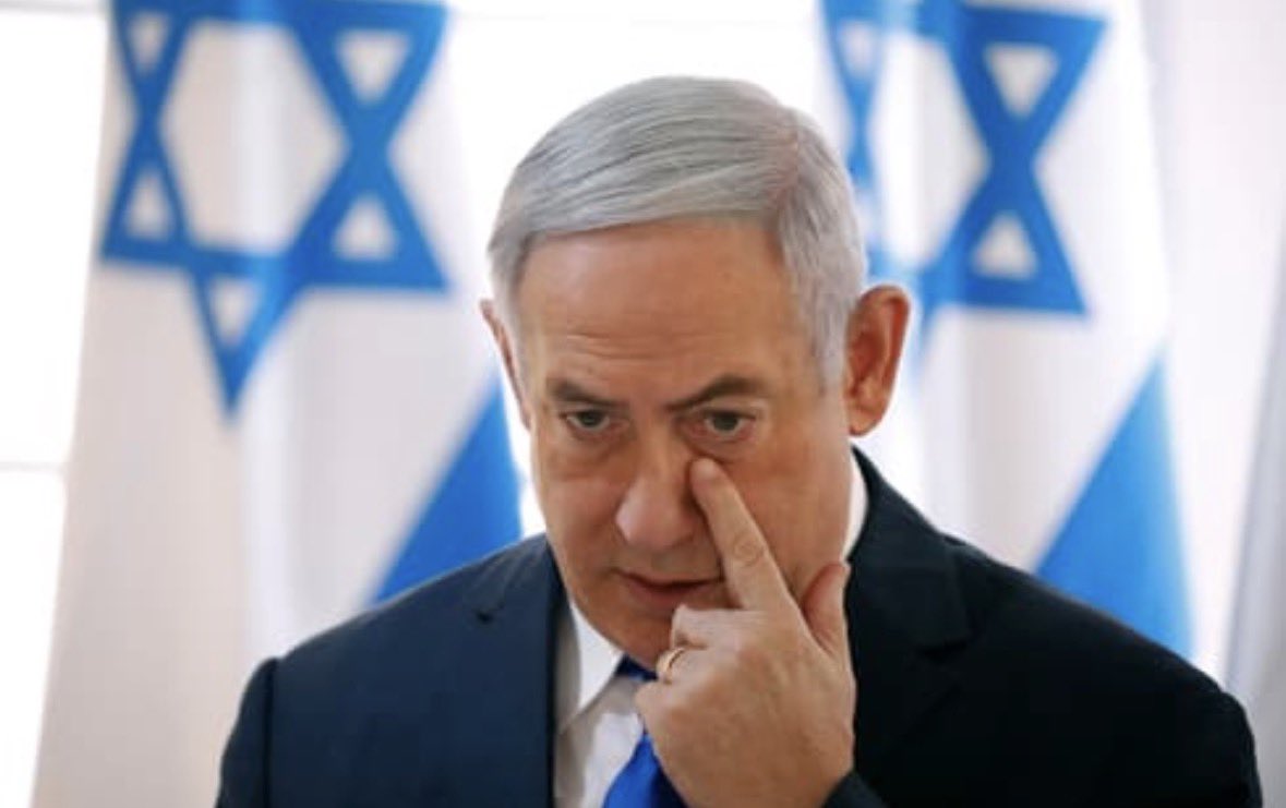 בעוד מאתיים שנה, אנתרופולוגים בחלוקים לבנים ישבו במעבדה וינסו לפצח את החידה הגדולה של הלבנט. הם יגרדו בפדחת וישאלו: איך, לכל הרוחות, פריווילג מדופלם מקיסריה, איש שקונה גלידת פיסטוק על חשבון הברון ומסתכל על האזרח הקטן בערך כמו שקיסר רומאי מסתכל על פסיפס שדורש פאנלים, הצליח לשכנע