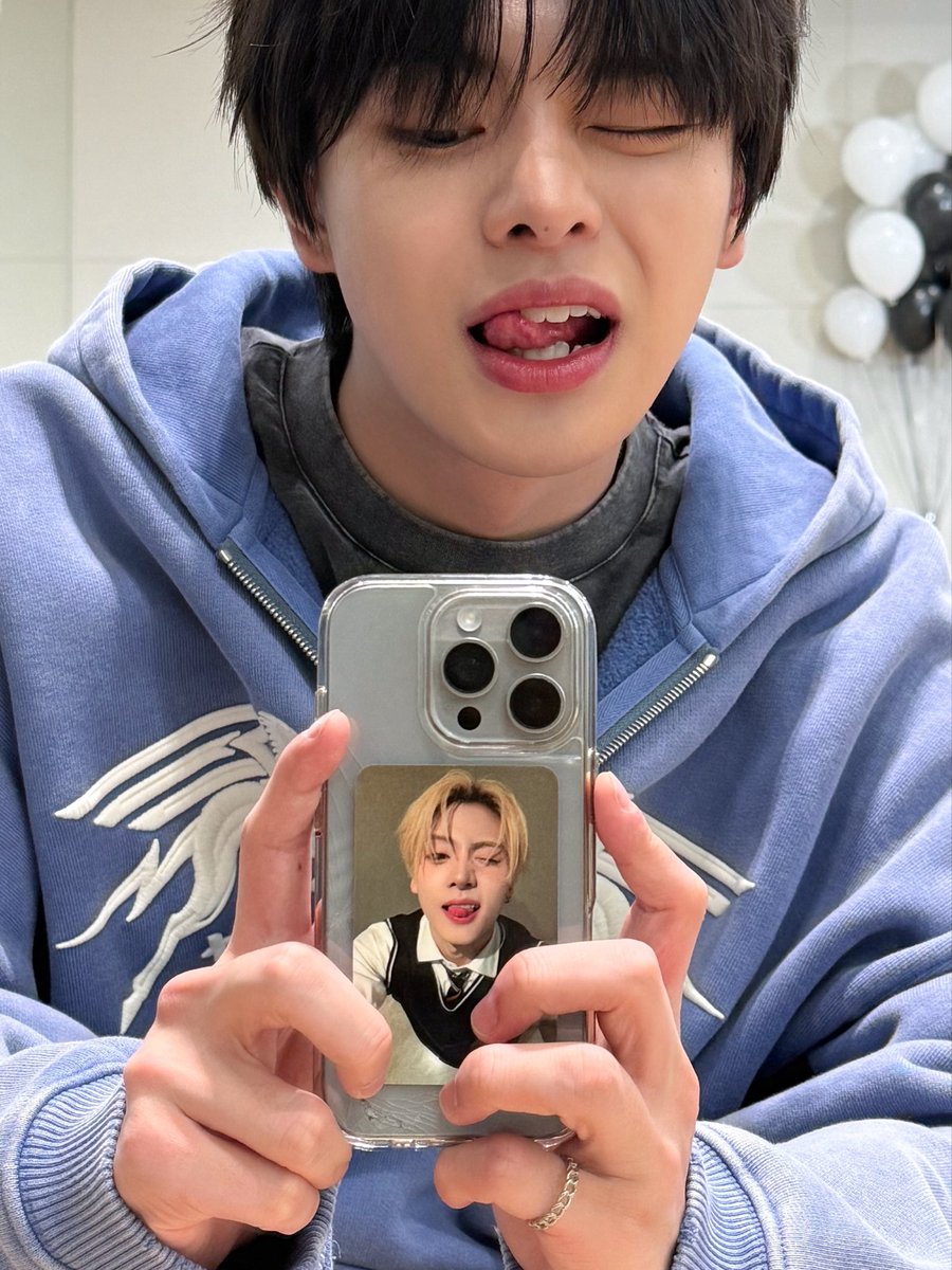 cegileowon's tweet photo. udah pada retak hp nya😭 https://t.co/qu9SCpWRKA