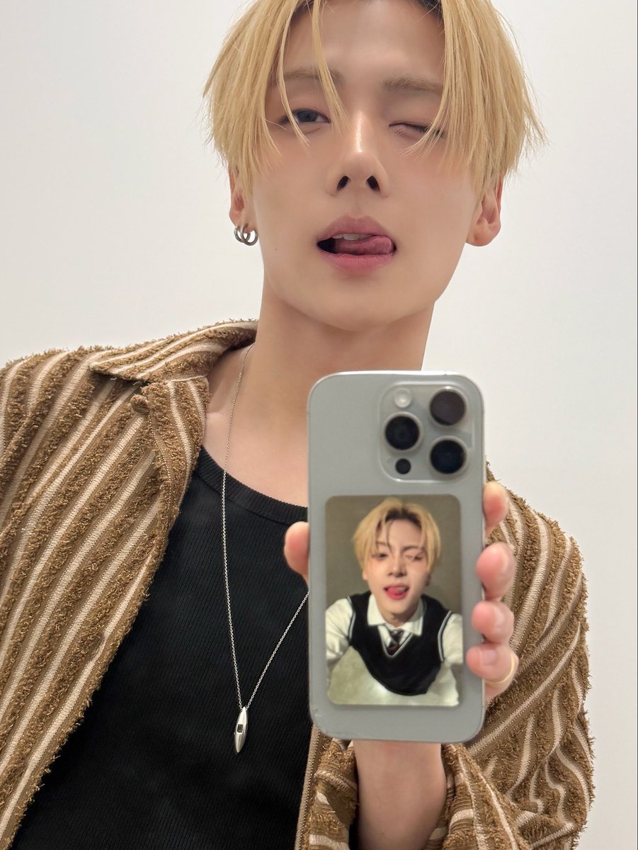 cegileowon's tweet photo. udah pada retak hp nya😭 https://t.co/qu9SCpWRKA