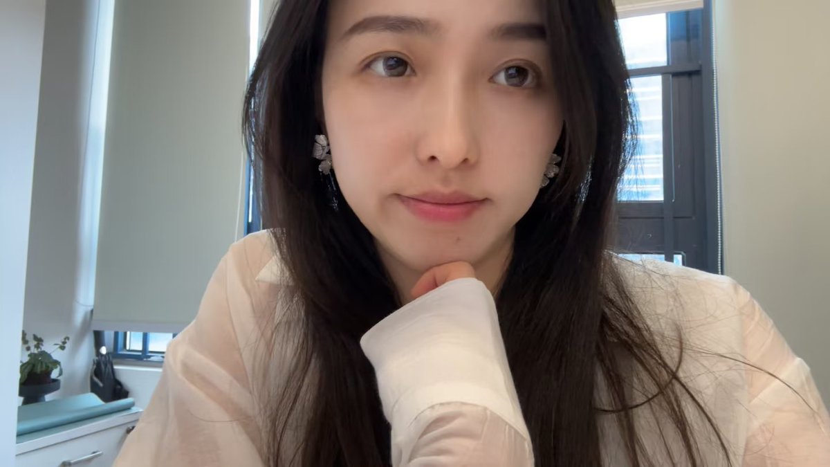 今天看起来好憔悴啊 果然熬夜会变丑的😢 https://t.co/DjIYIJZHQ7