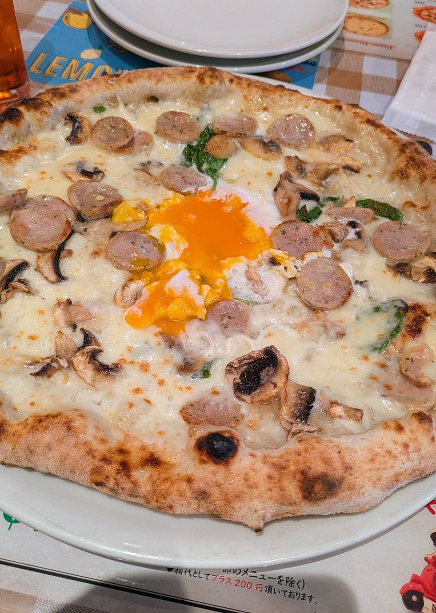 ykn1981's tweet photo. Pizzeria CIRO東中野
ビスマルク
モッツァレラ、半熟卵、サルシッチャ、マッシュルーム、バジリコ。定番の半熟卵のピッツァ🍕🍳CIROは非常にバランスが良く飽きない美味しさ😋ご馳走様でした❗ https://t.co/ycODNcN7A9