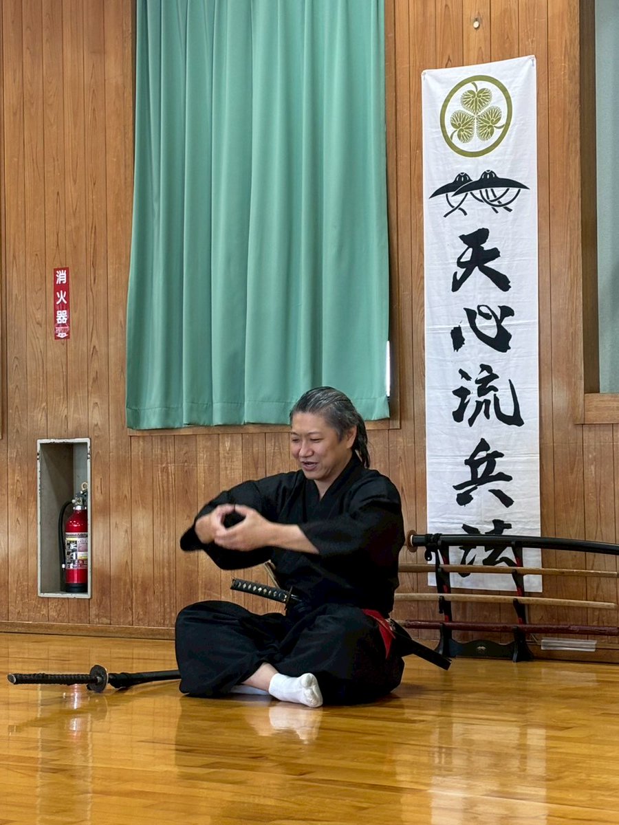 3231_y's tweet photo. 天心流　本部稽古より、稽古前の剣坐禅。
3枚目画像は、坐禅の際の手の重ね方を説明する鍬海師家。

#天心流 https://t.co/bkI4lisL9l