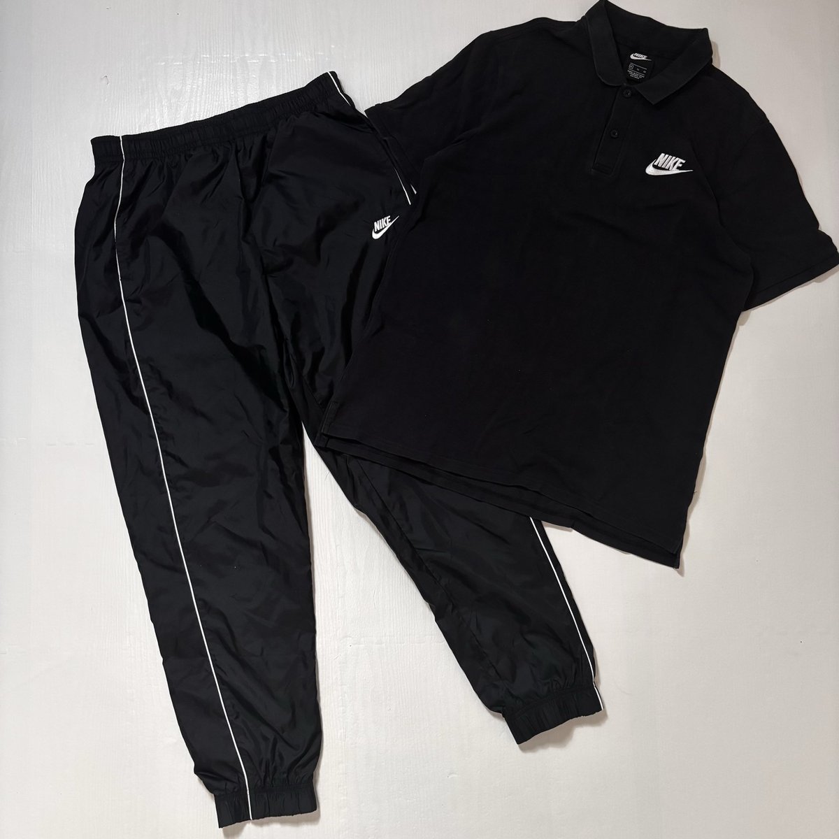 NIKE ポロ × ナイロンパンツ ブラックコーデ スポーツMIXコーデ。 Y2K