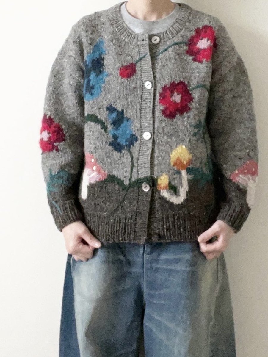 knit_e's tweet photo. 花とキノコのカーディガン🍄
「東海えりかの編み込みニット」
日本ヴォーグ社 掲載
※海外の方は3枚目画像をご覧下さい。英語版はありません🙏
6年ぶりにキットを作りました。
色数が多い事に加え、付属品もあるのでついつい後回しになってしまうのです😅気になる方はぜひ。
今月中に販売します。 https://t.co/xFx0LuccTl