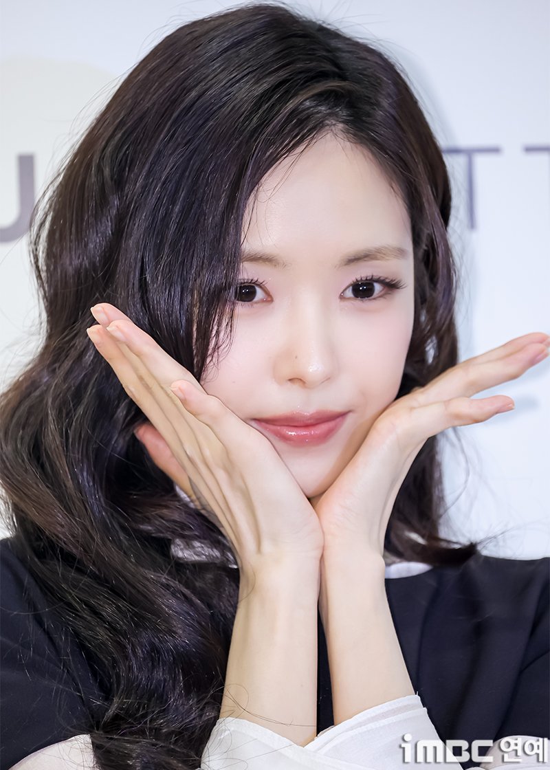 imbcenews's tweet photo. [포토] 손나은, 1도 있는 토미에 느낌
#손나은 #배우 #가수 #오픈행사_260508 [iMBC연예]

배우 손나은이 8일 오후 경기도 고양시에 위치한 한 쇼핑복합시
설에서 열린 패션 브랜드 매장 오픈 행사에 참석해 포즈를 취하고 있다.

🔗https://t.co/V5OPHshN3G https://t.co/dRtlMoIpGa