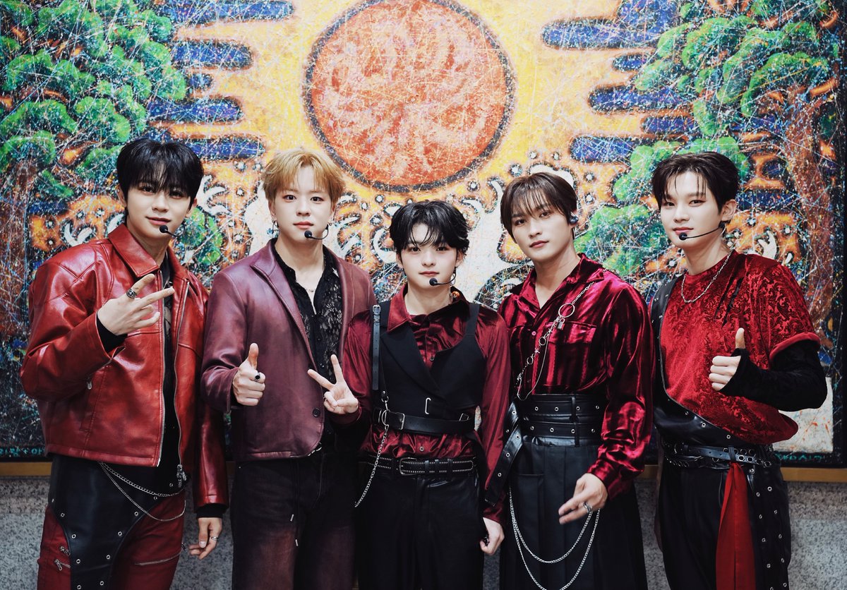 orbit5_ofcl's tweet photo. [📺] [ ORβIT - 𝐃𝐀𝐃𝐀𝐃𝐀 ]
Simply K-Pop 26.05.08

YOUTUBE 📎https://t.co/GfePUrdIKe

#ORβIT #오르빗 https://t.co/jKTLy5UXz1