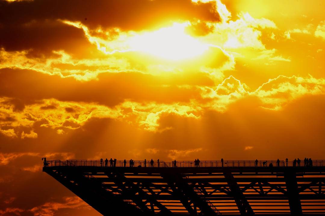 LiaoningC's tweet photo. Evening at Shanhai Square in #Yingkou, #Liaoning Province was nothing short of a cinematic masterpiece. The sun slowly sank into the Bohai Bay, with its golden rays gilding the waves, the boardwalk, and the sand.
#SeasideSunset #GoldenSight #NatureSpectacle #SunsetPhotography https://t.co/3lxb00boUT