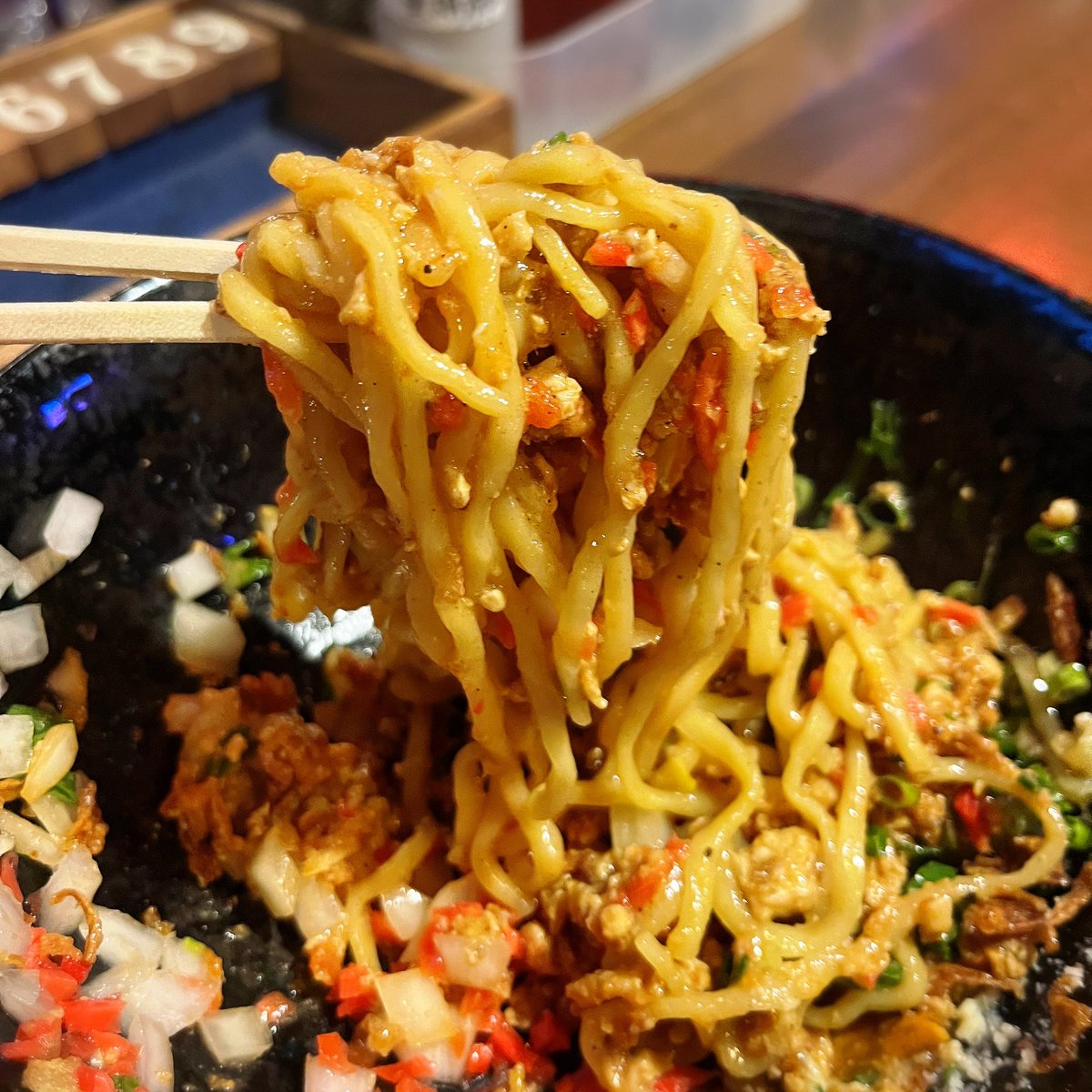 【まぜそば あでる】では数量限定の豆乳担々麺と麺増し放題やってます！

【数量限定】豆乳担々麺　1000円
(茹で前300gまで同一価格)

中細麺のまぜそば　1000円
(+100円で麺増し放題)