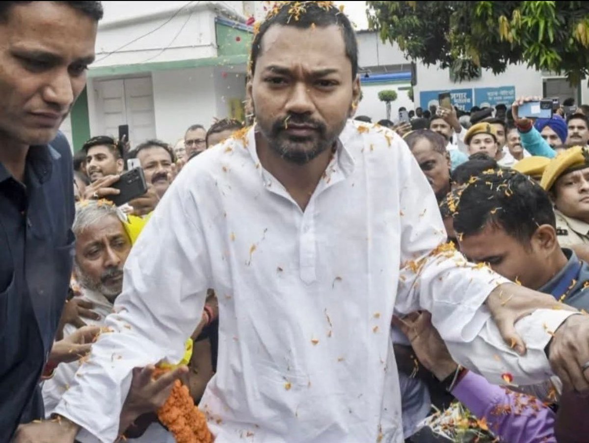 राजनीति में मंत्रालय मिलते ही लोग एक्सपर्ट बन जाते हैं 😅
पब्लिक बोले —
“स्वास्थ्य मंत्रालय मिला है,
लेकिन पहले स्वास्थ्य मंत्री जी को खुद की नींद और सेहत का टाइमटेबल ठीक कर लेना चाहिए 😂