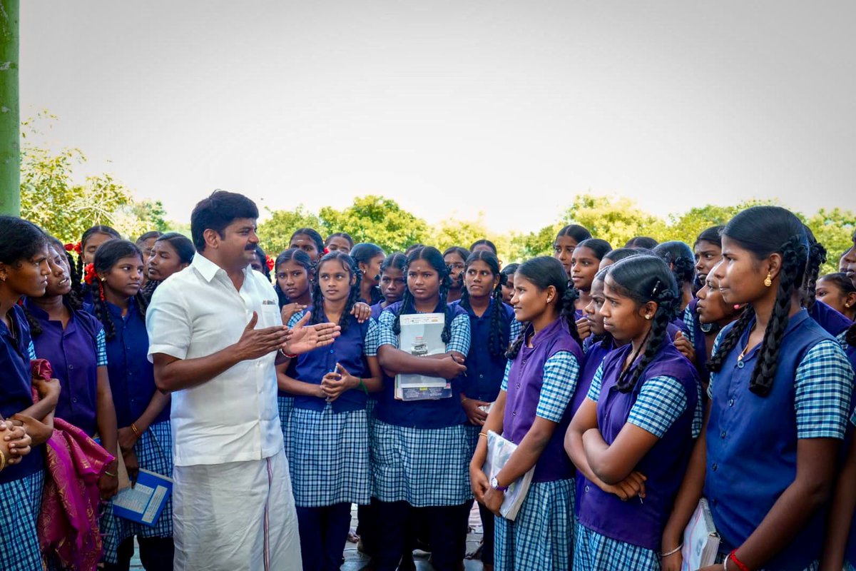 Vijayabaskarofl's tweet photo. நம்பிக்கை மலர்களான மாணவச் செல்வங்களே! 

12-ஆம் வகுப்பு பொதுத்தேர்வில் 
வெற்றி கண்ட அனைத்து மாணவ - மாணவிகளுக்கும் என்னுடைய மனமார்ந்த நல்வாழ்த்துகள்! 

ஓரிரு பாடங்களில் தேர்ச்சி பெறாதவர்கள்
துவண்டு விடாமல் உறுதி கொண்டு 
மீண்டும் முயன்று விட்டதை பிடித்து வெற்றியடைய வாழ்த்துகிறேன்! 

வாய்ப்புகள் நிறைந்திருக்கும் இவ்வுலகில்
உயர்கல்வி எனும் வெற்றிக் கனியை எட்டிப்பிடித்து உங்கள் இலக்கு நோக்கி முன்னேறிடுங்கள்! 

‘வானம் வசப்படும்’ 👍💐

#12thExamResults
#CVB