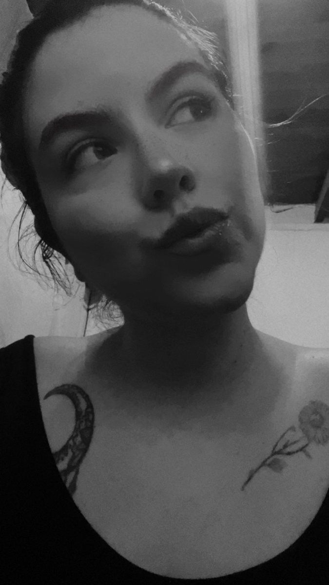 candy4nights's tweet photo. Does black and white look good? https://t.co/zu985xy6e5