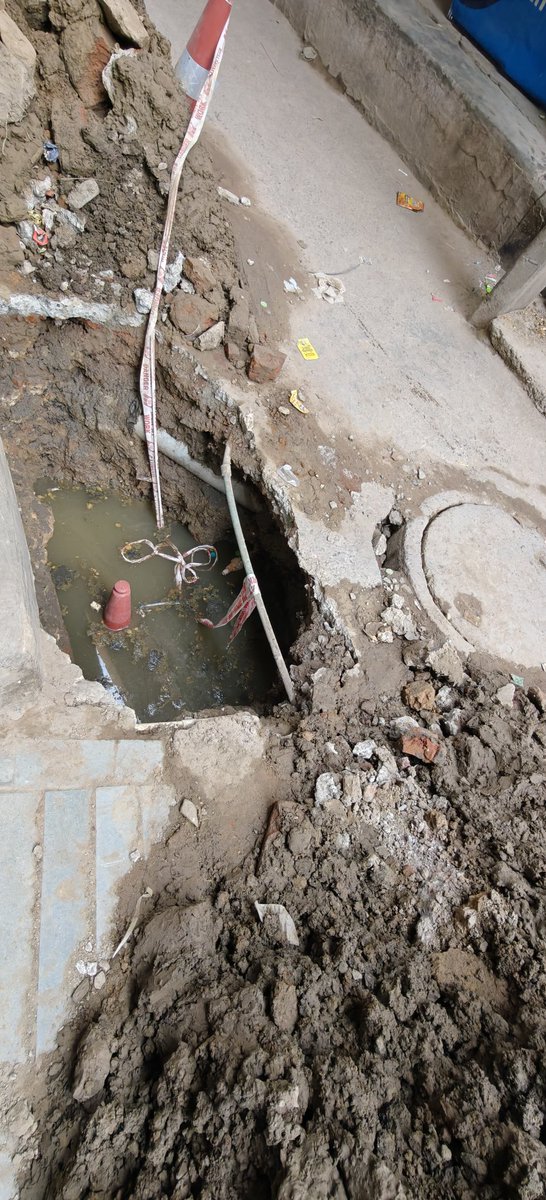 LktTanwar's tweet photo. @RYSDelhi @DelhiJalBoard @JwilInfra @LtGovDelhi @gupta_rekha @BansuriSwaraj @Umang_bjp @p_sahibsingh @CPCB_OFFICIAL @jagdishmamgain @singhpiya735 @Rajeshpoddar00 @NarainaSho 5 दिन से खड्डा खुदा हुआ है और ये गाँव का सबसे व्यस्त चौक है । कल कोई बड़ा हादसा हो गया तो कौन जिम्मेदार है ?? https://t.co/3cXNXfIOj2