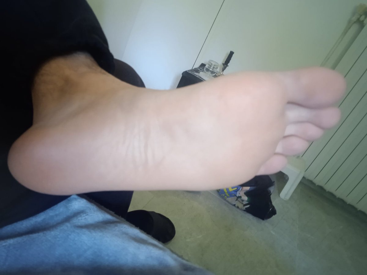 Leb_male_feet tweet media