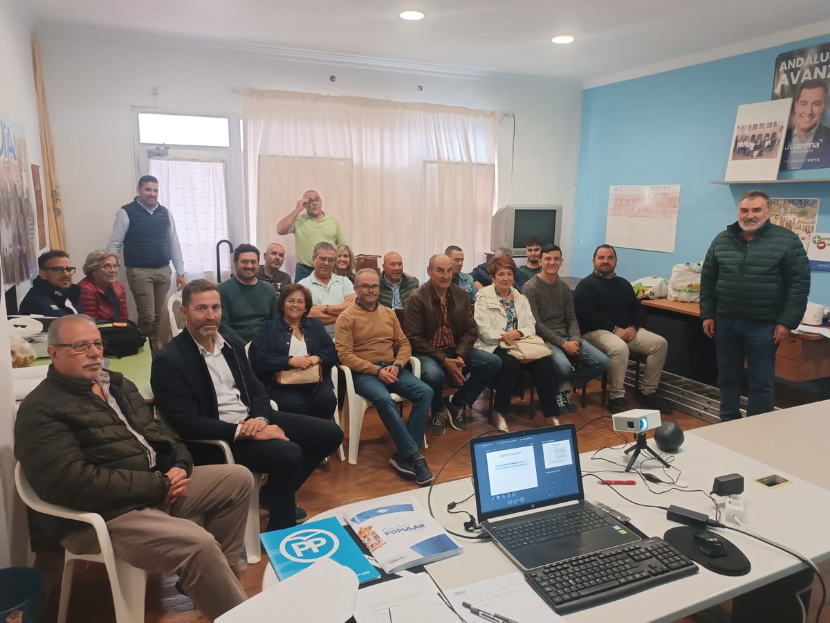 marianogcpuebla's tweet photo. 🗳️Tarde de formación para los interventores y apoderados que tendremos el próximo #17M. Gracias a todos por sus horas de dedicación y al magnífico Alcalde de #SantaFe @jucobor por ponerle tanta pasión en sus ponencias. 

El próximo domingo a votar a @JuanMa_Moreno 🅿️🅿️

💚🤍💚 https://t.co/CEc0JQnZQL