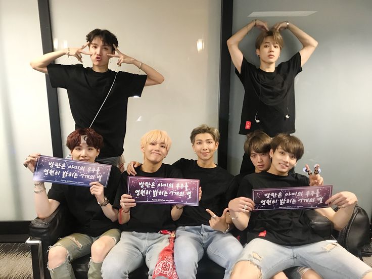 BTS couch photoshoot for tour is back !!