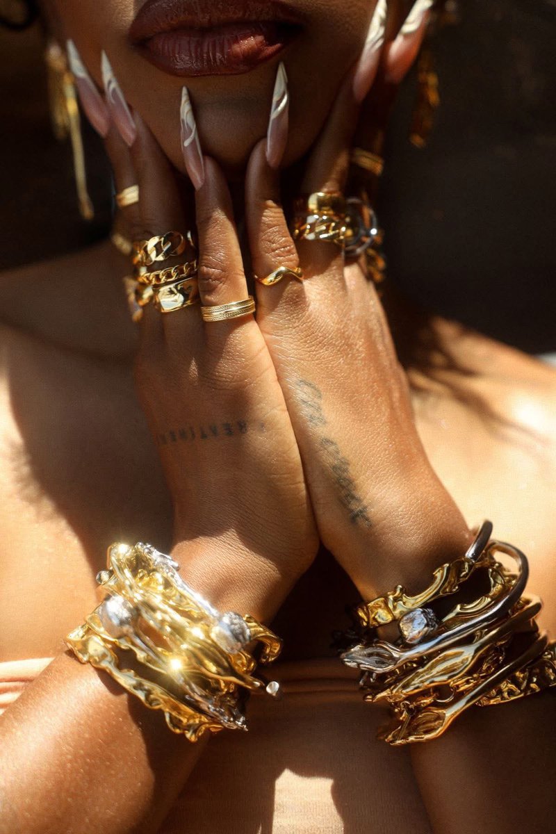Isla_McKayx's tweet photo. A girl &amp; her signature jewelry✨>>> https://t.co/ZsRS4MgvZh