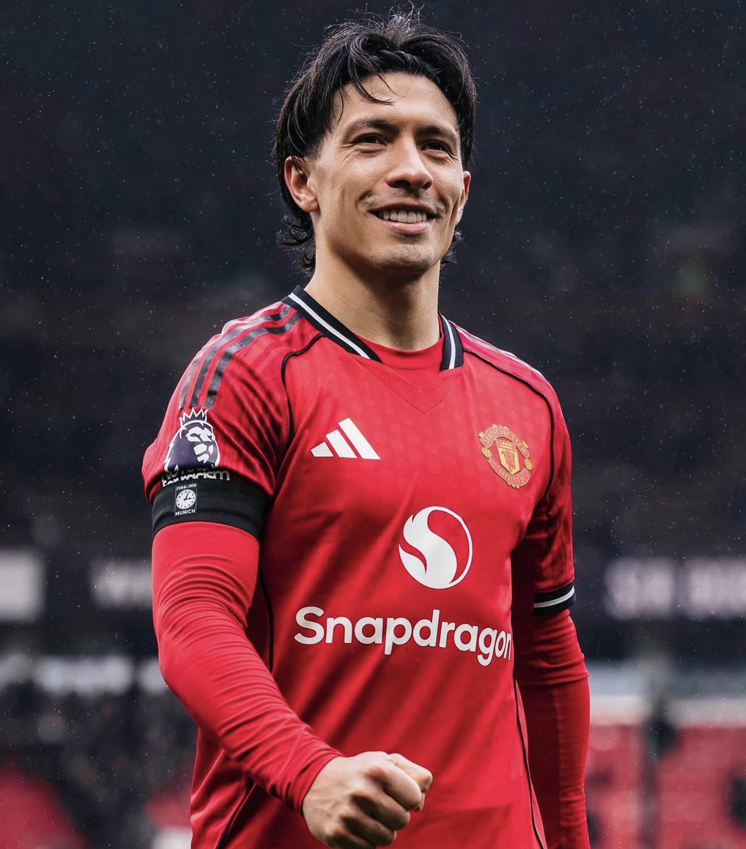 Utdtruthful's tweet photo. 🚨 Lisandro Martinez is comfortable with his contract situation and is focusing on finishing the season STRONGLY rather than what might come next.

He has told people how much he LOVES playing for the club and he sees his own future as being at Old Trafford. #MUFC [@TyMarshall_MEN]