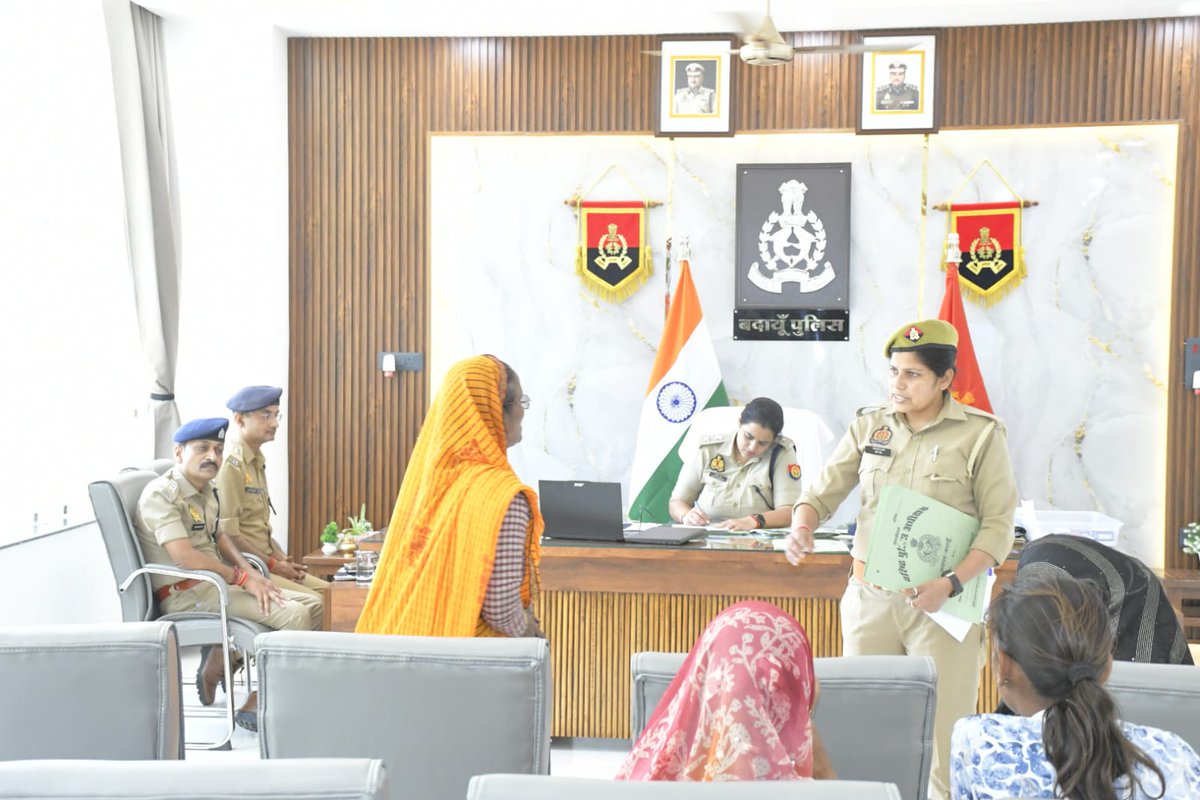 budaunpolice's tweet photo. #budaunpolice #SSPBDN सुश्री अंकिता शर्मा द्वारा पुलिस कार्यालय पर #जनसुनवाई की गयी। इस दौरान पुलिस कार्यालय में आने वाले शिकायतकर्ताओं की समस्याओं को सुनकर उनके समयबद्ध व गुणवत्तापूर्ण निस्तारण हेतु संबन्धित को आवश्यक दिशा-निर्देश दिए गये। #UPPolice https://t.co/mqnqXvGGyU