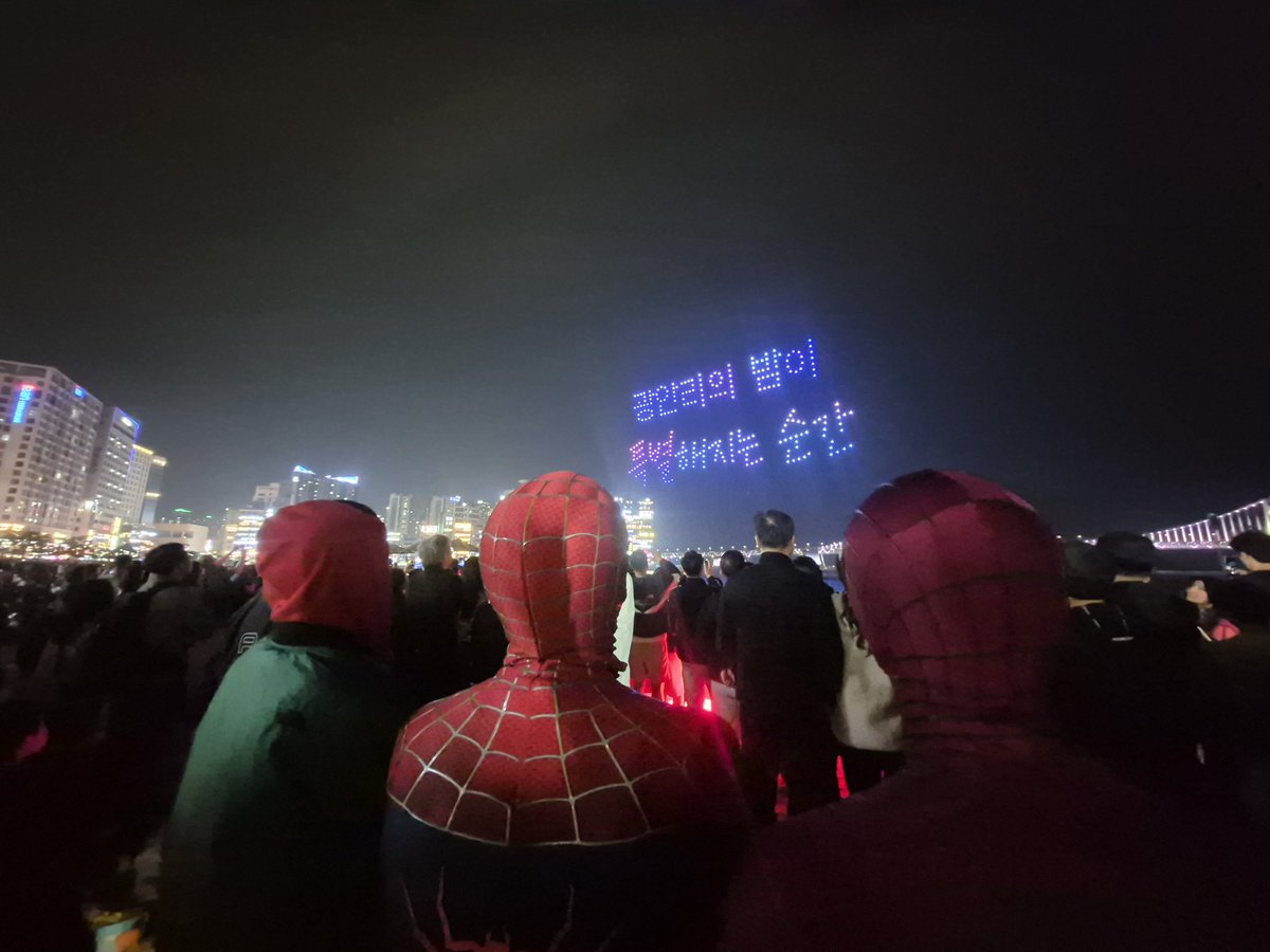 team_sefira's tweet photo. 광안리 드론쇼에 스파이더맨들이 나타났습니다 🕷️

Spider-Man: Brand New Day 드론쇼를 보기 위해 광안리 드론쇼에 방문!

(※ 상업 행사 X
그냥 스파이더맨 좋아하는 사람들이 놀러 간 거 맞습니다)

생각보다 더 많은 분들과 사진 찍고,
즐거운 시간을 보내고 왔습니다 🙌

#marvel #spiderman https://t.co/Bm2WqUqgCV