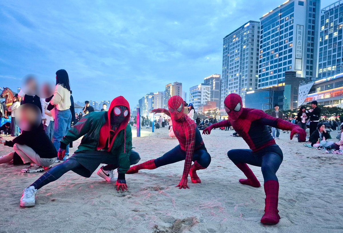 team_sefira's tweet photo. 광안리 드론쇼에 스파이더맨들이 나타났습니다 🕷️

Spider-Man: Brand New Day 드론쇼를 보기 위해 광안리 드론쇼에 방문!

(※ 상업 행사 X
그냥 스파이더맨 좋아하는 사람들이 놀러 간 거 맞습니다)

생각보다 더 많은 분들과 사진 찍고,
즐거운 시간을 보내고 왔습니다 🙌

#marvel #spiderman https://t.co/Bm2WqUqgCV