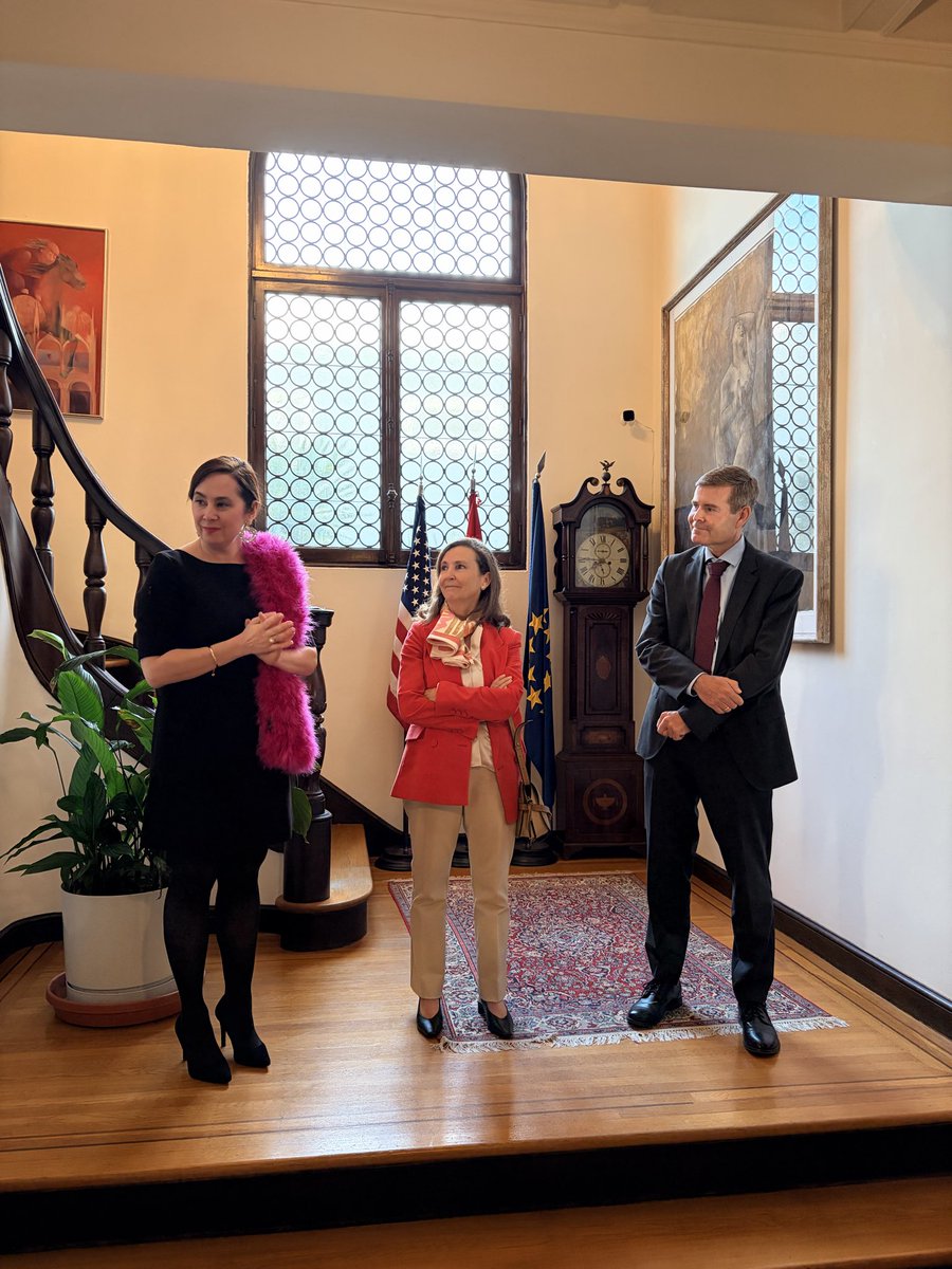 ConsuladoEspSF's tweet photo. Un placer compartir este encuentro en la Residencia de España en San Francisco con el Club de Mujeres Ejecutivas y las participantes del programa DESAFÍA de ICEX. Una jornada de conexión, liderazgo e impulso al talento femenino de 🇪🇸 en 🇺🇸 . #DESAFIA #ICEX #WomenInLeadership #SF https://t.co/hB77cjc1vn