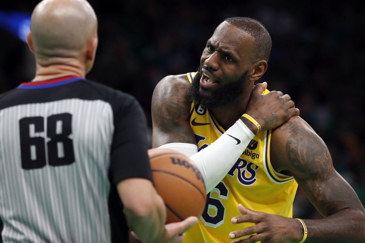 TrashTalk_fr's tweet photo. J.J. Redick sur l'arbitrage et LeBron :

"J'ai jamais vu une star recevoir aussi peu de coups de sifflet que LeBron. 

Les petits gabarits, ils peuvent en rajouter et obtiennent généralement plus de fautes. Et pour les joueurs plus costauds, comme LeBron, c’est difficile." https://t.co/smgUFnhtbQ