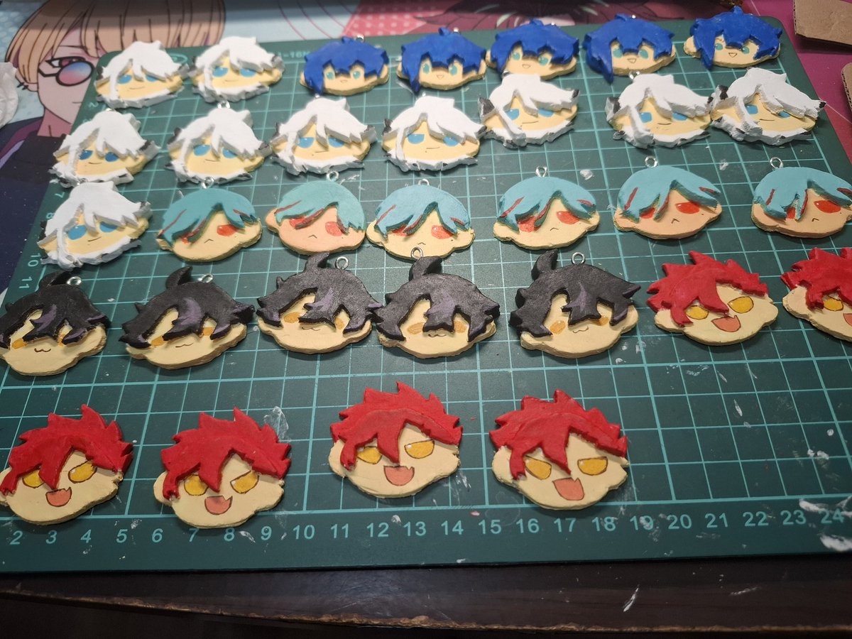 amecat_1026's tweet photo. 歷經多個日日夜夜終於完工 做了些小餅乾當作明天的認親禮 但因為產能不足沒辦法每人都有 所以就隨緣吧 ✌️期待明天
ps ：純手工所以臉ㄆㄧㄚˊ掉 、色彩顏色不均、 邊緣粗糙、可能覺得有點醜醜等情況是正常的😔 https://t.co/fgwNL2E4OP