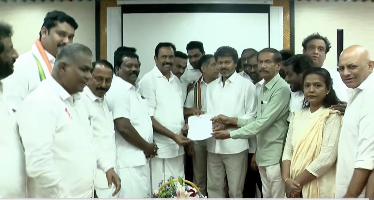 ValigondaK's tweet photo. “ప్రజలు ఇచ్చిన తీర్పుకంటే రాజభవన్ తీర్పే గొప్పదా?
మెజారిటీ ఎమ్మెల్యేలు ప్రజాస్వామ్యానికి మద్దతిస్తే… ఇంకో సంఖ్య, ఇంకో అడ్డంకి అంటూ సీఎం పదవిని ఆలస్యం చేయడం రాజకీయ కుట్ర కాదా?
ఇది రాజ్యాంగ పరిరక్షణ కాదు… ప్రజల తీర్పును పరీక్షించే రాజకీయ నాటకం.
ప్రజాస్వామ్యంలో గెలవాల్సింది ప్రజలూ https://t.co/B77uiLa5qs