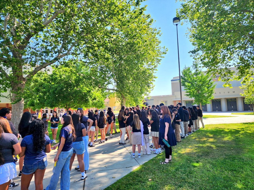 parentcenterSHS's tweet photo. 8th Grade Visitation to Shafter High.💙💛🏫 🎒 https://t.co/9xXeABe7Ko