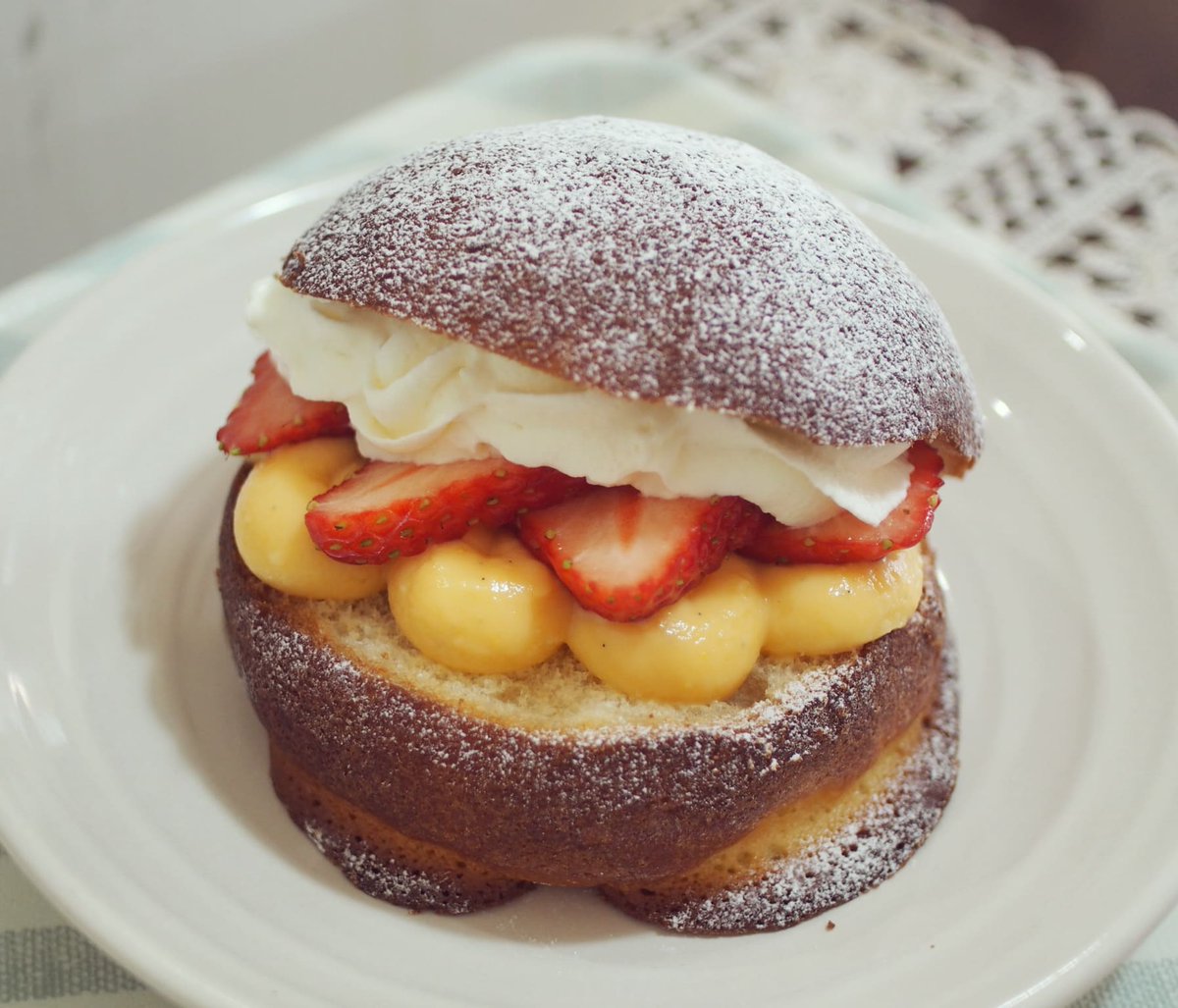 toco_pan's tweet photo. 今日はまだ色々揃ってますよ〜♪
瀬戸内レモンのチーズケーキ、いちごのブリオッシュもまだあります！
サイフォンコーヒー以外にカフェラテもできますよ♡
美味しいパンとコーヒーでほっこりして下さいね♪
ご来店お待ちしてます😊♡ https://t.co/P0kgwBLPXi