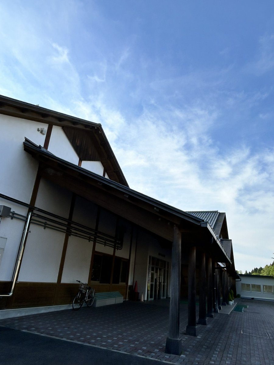 pcntakefu's tweet photo. 今年は白山小学校のクラブでもプログラミングやります😌
まずは先生たちと打合せと合わせて体験もしてもらいました✨
校長先生も一緒にワイワイと👍
同じ市内でも、他とは違った木造で素敵な校舎でした
こどもたちも先生たちも楽しみましょうー💡
#白山小学校 #IchigoJam https://t.co/t3Kcr3QtSP