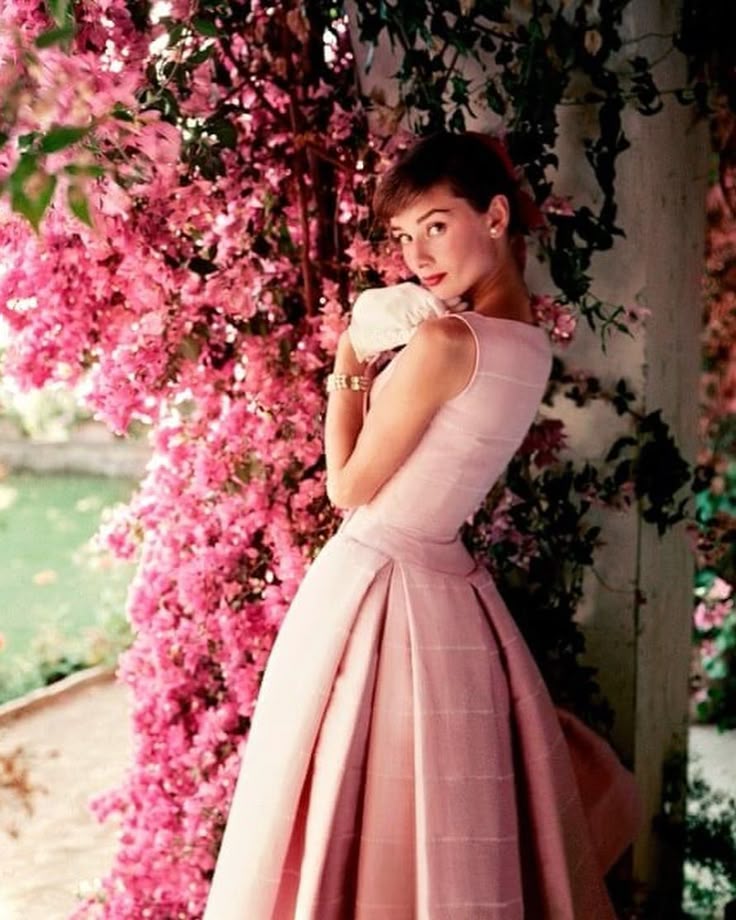 emmypics62artph's tweet photo. Audrey Hepburn ❤️❤️❤️

#audreyhepburn #oldstyle #vintage #oldhollywood https://t.co/xLSOqM8ueM