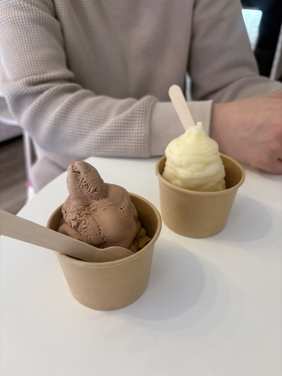 miwa_dj's tweet photo. 📍MOG ICE

こちらも中崎町に最近オープンした
アイスクリーム屋さん🍦
散歩で前を通ったら
カールくんが必ず立ち止まるから
入ってみたらワンちゃんokだった🐶

最近はドックフレンドリーなお店が増えてきたからカールくんも一緒にお出かけ増えて嬉しいね✨
https://t.co/DczmiH2zmM https://t.co/M1BPdW0hEJ